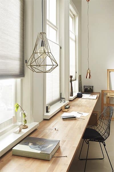 Lots of windows provide natural light, and a spacious wood desktop makes objects easily stand out and gives space to work.